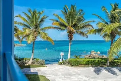 Image de Beachfront Villa - sleeps 6 adults-additional accommodations for children