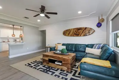 Image de Fresh. Heated Pool. Minutes to Siesta Beach. Office