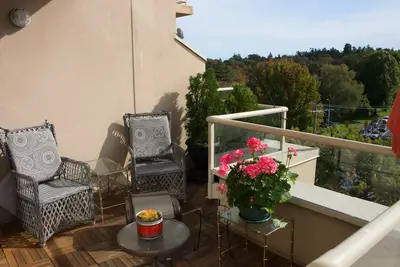 Image de Sun Drenched Sub Penthouse Amazing Views - 1 Month Minimum