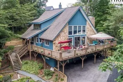 Image de Creekside Cabin in Linville with seasonal views of lake, golf access and large deck with hot tub!