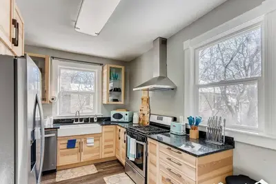 Image de 2-Story Victorian • Modern Interiors • Walk to Dt