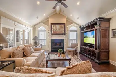 Image de Golf Course, Enormous Porch, 2 Living Areas, Easy Access, 6 Beds, large \nBR's