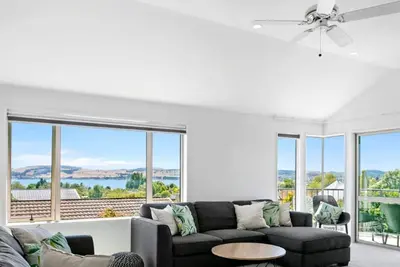 Image de Lake Views! 5min to Town Centre *No Service Fee*