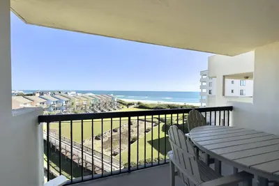 Image de The Beach Hive: Ocean view condo in the heart of Emerald Isle