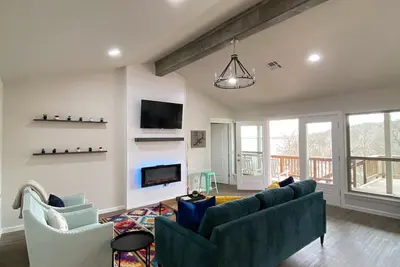 Image de Modern, Waterfront Lake House in Private Cove with Remarkable Deck!