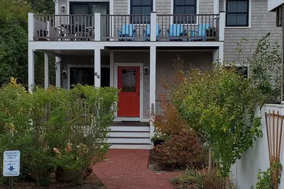 Image de West End, Fabulous neighborhood with wooded back yard and patio
