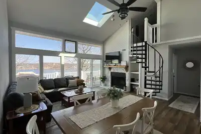 Image de Beautifully Updated 3 Br Condo with Amazing Lake Views, Pool and Dock