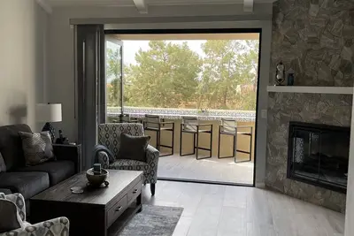 Image de Beautiful upstairs 2-bedroom condo, sleeps 4 and is near the Biltmore Hotel.