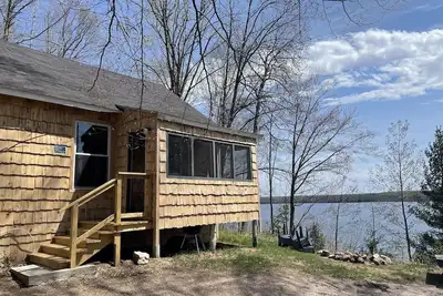 Image de 3 bedroom lakefront cabin with indoor fireplace. Pet friendly.