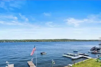 Image de Lakefront house on Lake Charlevoix South Arm