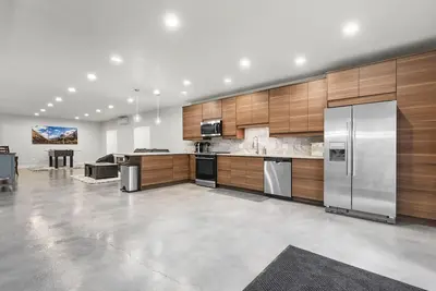 Image de Work remotely. Blazing fast WiFi, stocked kitchen, laundry. Great location.