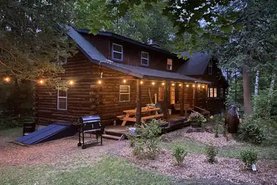 Image de The perfect Adk log cabin getaway on 4 acres and 5 min. to town!