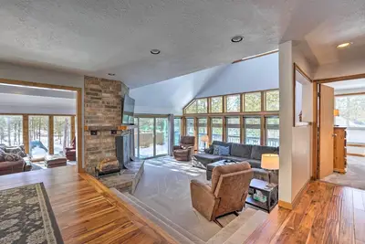 Image de Hot Tub + Deck: Large Sunriver Home Near Skiing