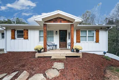 Image de Fully Renovated Ranch Home 1/2 mi from Charming downtown Ball Ground