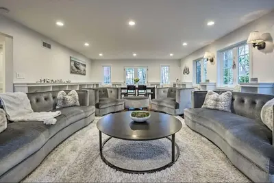Image de Sprawling Retreat W\/Private Beach Access