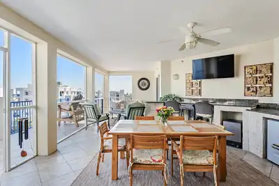 Image de Luxury Penthouse condo, steps to the beach! 4 Beds, 3. 5 baths can sleep up to 15