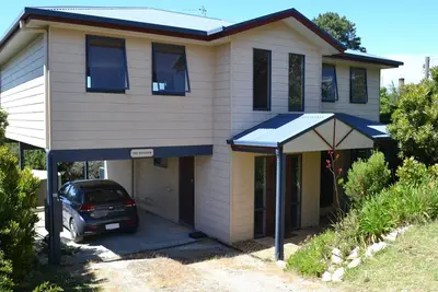 Image de The Outlook - lovely house is located in the Second Estate of Venus Bay.