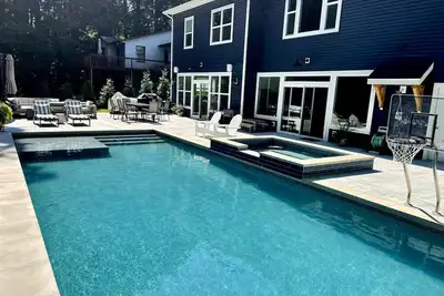 Image de Custom Luxury Home! Huge heated pool, hot tub, all sports lake, min to Saugatuck