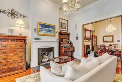 Image de Exquisite Estate on Broughton Street!