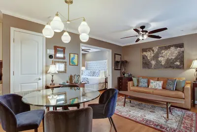 Image de Lovely Carriage House In the Middle of Downtown!