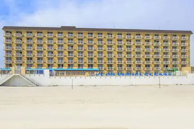 Image de Enjoy the sands of the Atlantic in this tropical 2bd condo with resort amenities for family