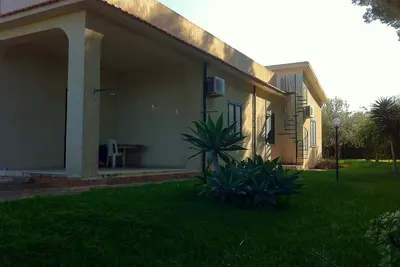 Image de Villa Polimnia 8 personnes. Il ya quatre chambres, deux salles de bains.