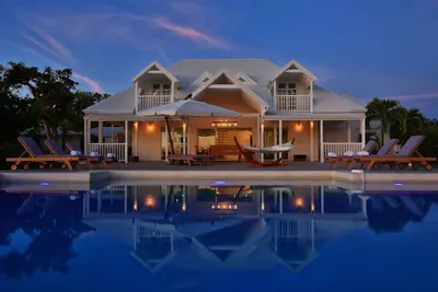 Villa vue sur l'océan à 180°, 2 piscines, calme absolu, proche de la plage