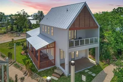 Image de Carlton Landing! Scandinavia style home on Pistache Park!