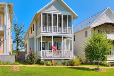 Image de Carlton Landing! Beautiful spacious home steps from Tower Court Pool!