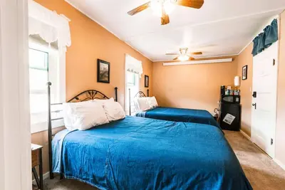 Image de Sleep up to 4 - 2 Queens in Historic Centennial Hotel