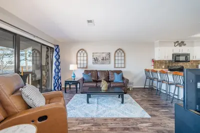 Image de Labor Day Special! South Shore 1 bdrm! Game room! Mini-Golf, 2 Pools, Pickleball
