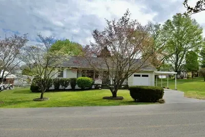 Image de 3 Br*Near Downtown*Fenced Yard*Pet Friendly*