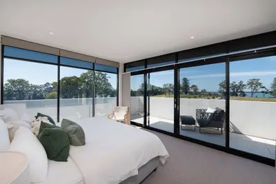 Image de Terrace Sorrento - Trinity Point: Spectacular Lake Views in Every Direction.