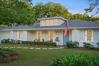 Image de The Palm - East Beach Private Retreat - Saltwater Pool, Hot Tub, Beach Access!
