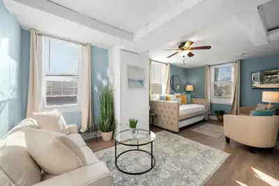Image de Broad Street Suite 1 |Parking Available |Downton |Walkable |Above Restaurant | King & Queen Bedroom
