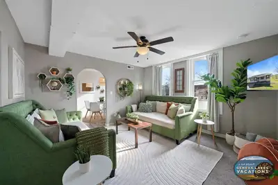 Image de Broad St Earth Suite |Amazing Location in the Heart of Town |Parking Available |King & Queen Bedroom