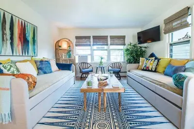 Image de Geneva Beach House Geneva Suite |1st Floor |Walk to the Lake |Shared Backyard |Parking