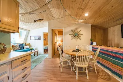 Image de Geneva Beach House Delavan Suite |Easy. 5 Mile Walk to the Lake |Shared Backyard |Parking