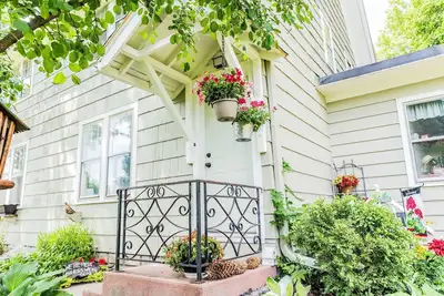 Image de Lost Oak on Center |Upper Level Apartment in Historic Home |Downtown Lake Geneva |On-Site Parking