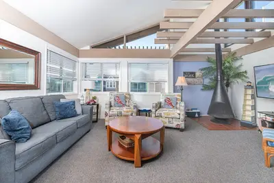 Image de Retro Split-Level Beach House | Steps to Sand | Darling Details Throughout! | Walk to Everything