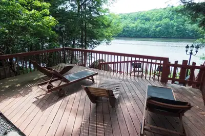 Image de Catskills Lakefront Escape with Hot Tub