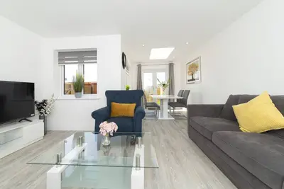 Image de 3 bedroom Modern Home - walking distance to shopping mall and Train Station