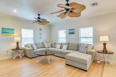 Image de Walk to Shore: Crystal Beach Family Home w/ Deck!
