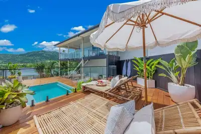 Image de Modern four bedroom, 2 bathroom home with swimming pool plus extra. . .