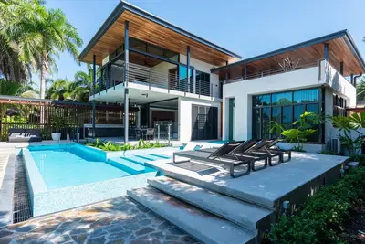 Image de 8 Beachfront Mirage - 6 Bedroom Luxury Home in Exclusive Position