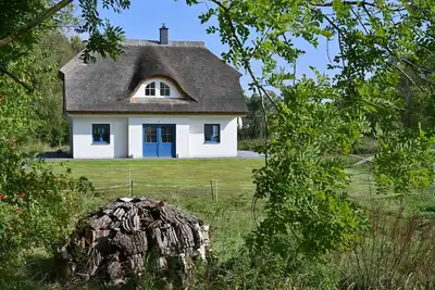 Image de Maison de vacances avec toit de chaume, grande propriété et chemin privé vers le port