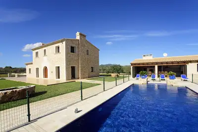 Antonio: new villa with large lawns & great views
