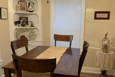Image de Cozy Loft Apartment. . . . Safe quiet area. . . . Great for singles or couple\n