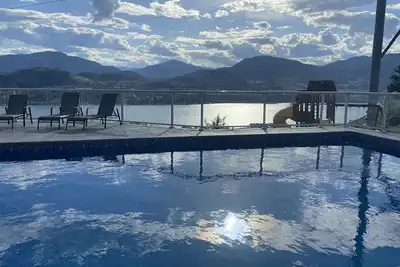 Image de Lake view with pool