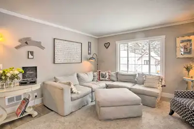 Image de Modern Farmhouse w/ Movie Room - 6 Mi to Lake!